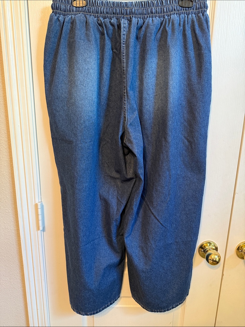 Women's Elastic-Waist Cropped Jeans in Dark Blue - Picture 3 of 3